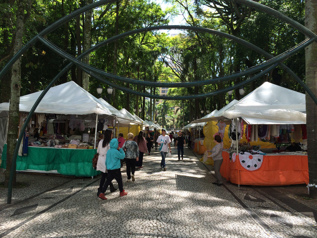 ’Praça’の常設マーケット、雑貨に加えて各国の食べ物（日本のもあります）を販売。移民で構成されているクリチバの一面を垣間見ることができます。
