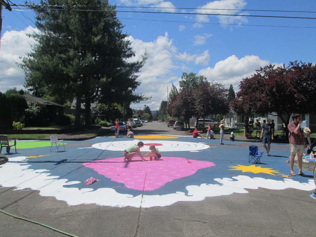 パブリックスペース×ペイント=人がつながる居場所─NPOシティ・リペア主催のペイントパーティで生まれ変わったポートランドの交差点─