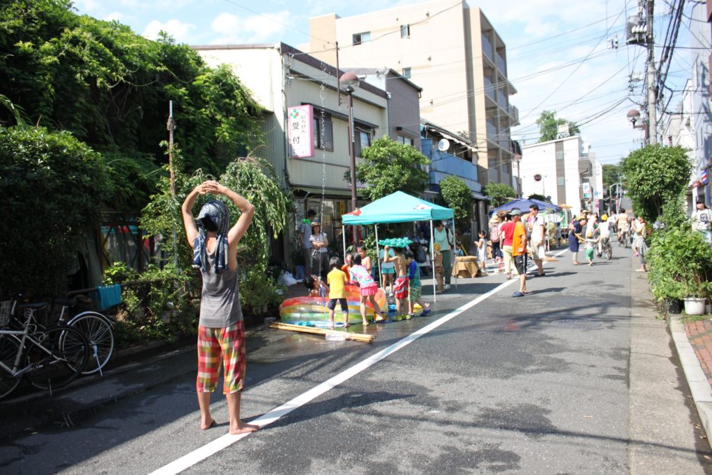 まちなかでの子育ての場としての「道」の可能性とは？ー藍染大通りに見る過去から続く歩行者天国の活かし方ー