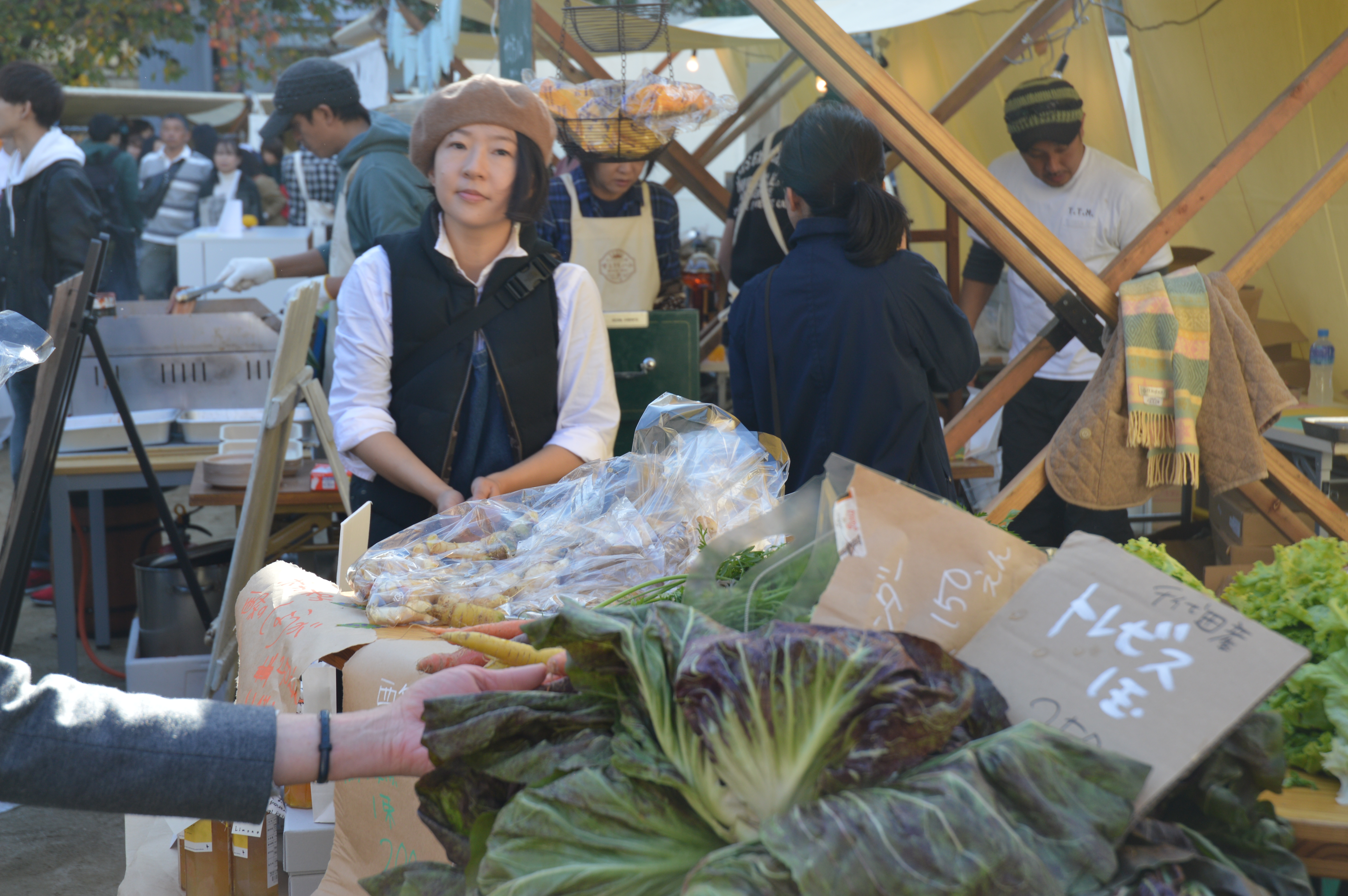 広島近郊で採れた野菜を販売する出店者さん。ひとの顔が見えるのがマーケットの醍醐味。 