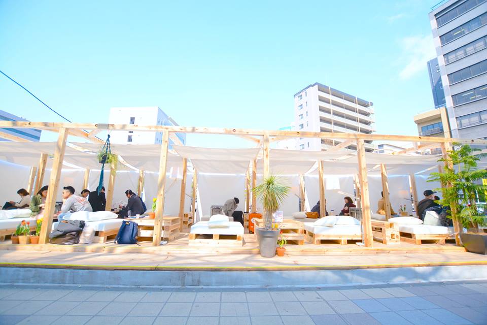 グランピング的ストリート活用!?　福岡・はかた駅前通りに期間限定のバル出現