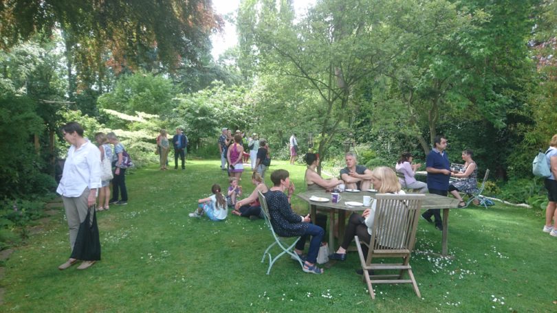 3 500の庭でのティータイムが寄付に 90年続くイギリスのオープンガーデン ソトノバ Sotonoba Place